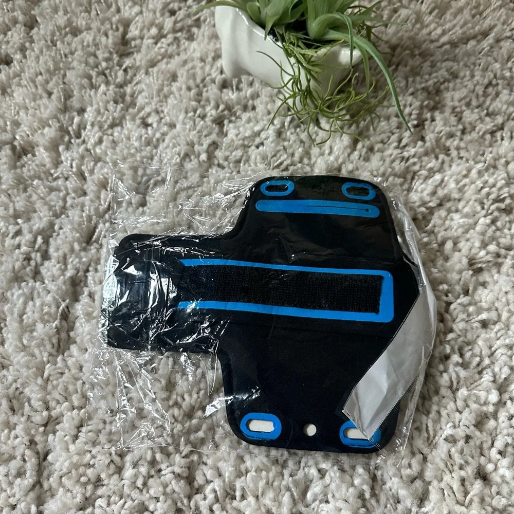 Brand new in package exercise phone holder for iPhones arm wrap gym yoga…